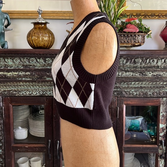 Plaid Sleeveless Crop Sweater - Picture 2 of 4